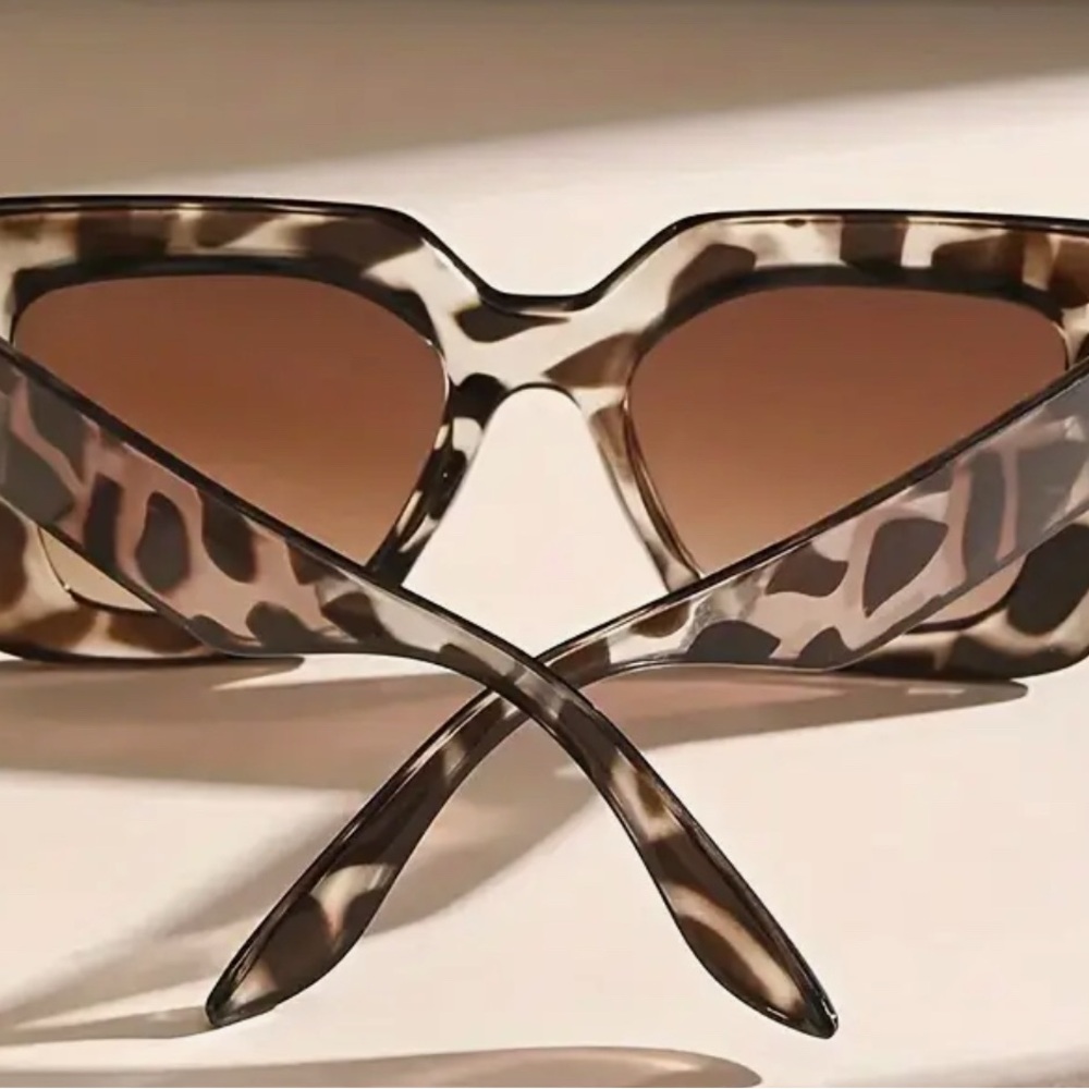 Stylish Tortoiseshell Oversized Sunglasses - Picture 2 of 3